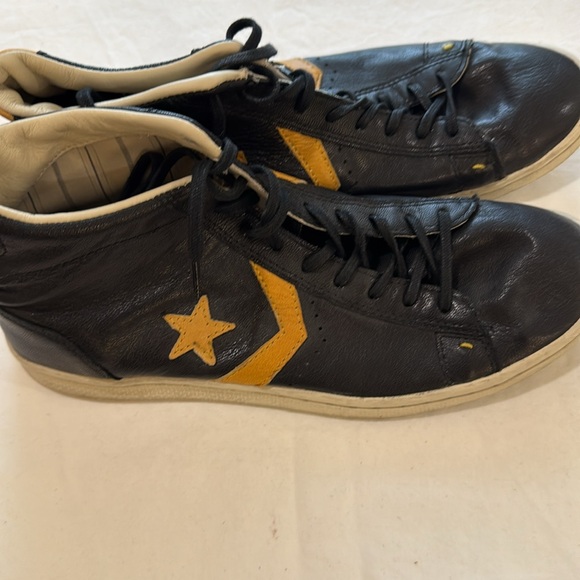 Converse Allstars John Varvatos ,Size 8 In Black/Gold Leather - Picture 2 of 9